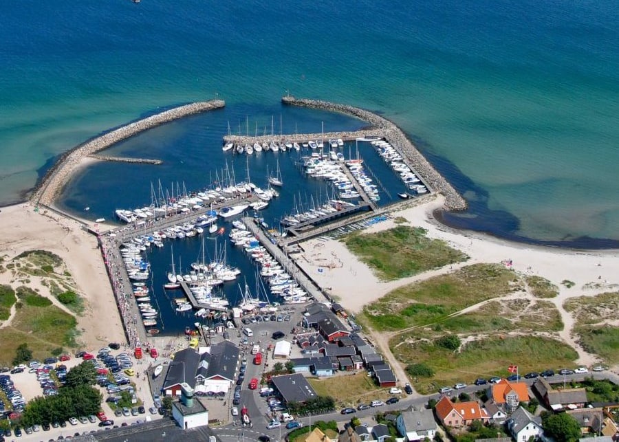 Hornbæk Havn set fra luften, med lystbådehavnen, stranden og husene ved havnen